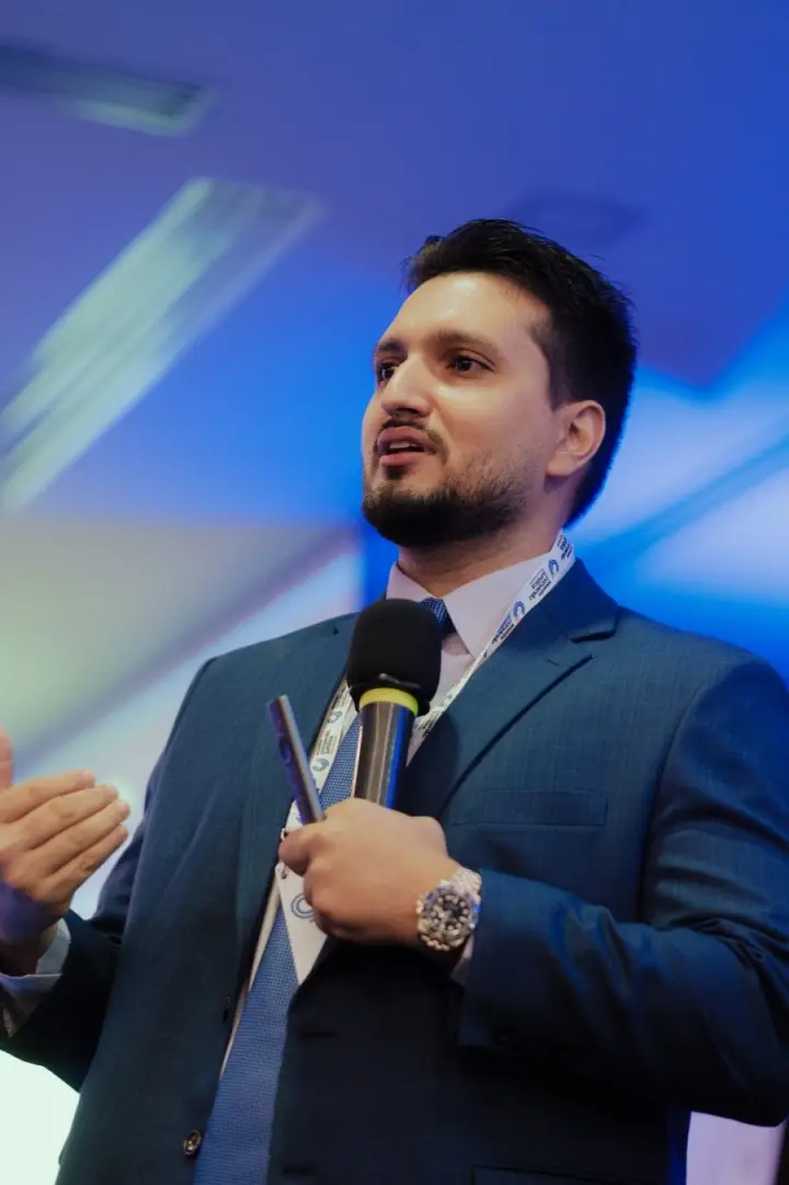 Rafael Mota, fundador da Conversão Jurídica, falando em evento para advogados